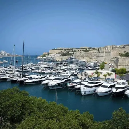 Spacious 1br Retreat Overlooking Marina *