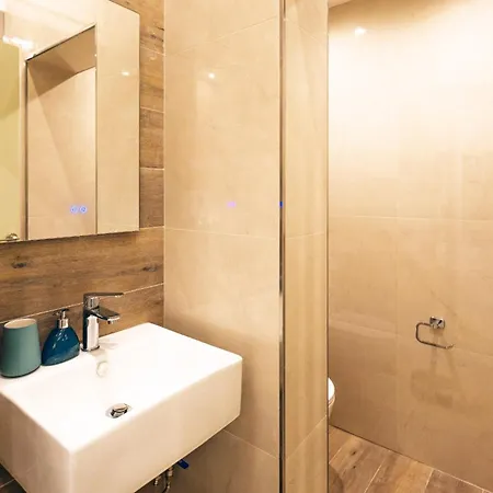 Spacious 1br Retreat Overlooking Marina *