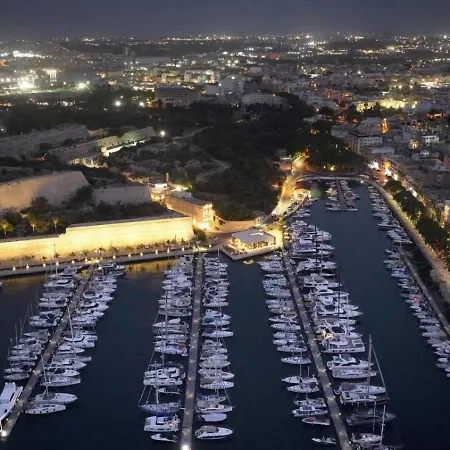 Spacious 1br Retreat Overlooking Marina *