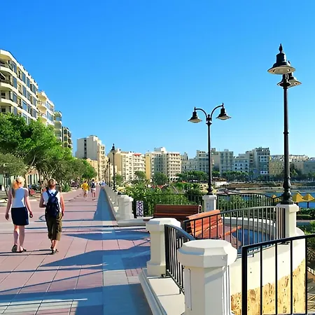 Spacious 1br Retreat Overlooking Marina Lägenhet Msida